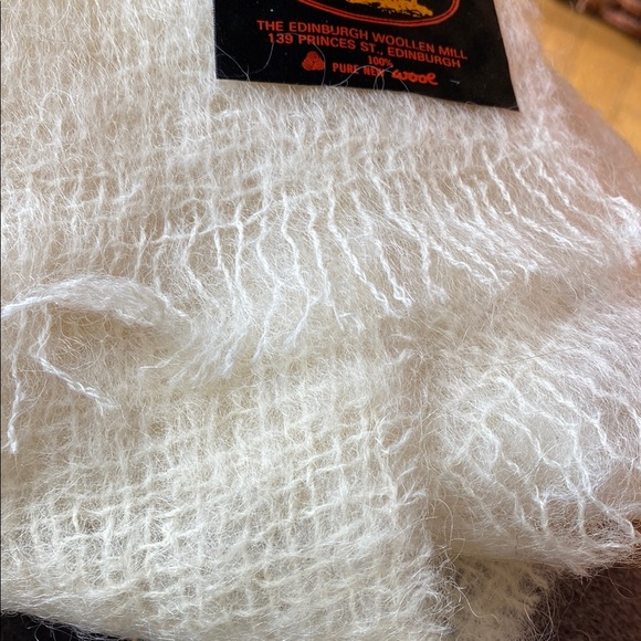 The Edinburgh Woolley mill 100% pure new wool Scarf - Picture 4 of 4